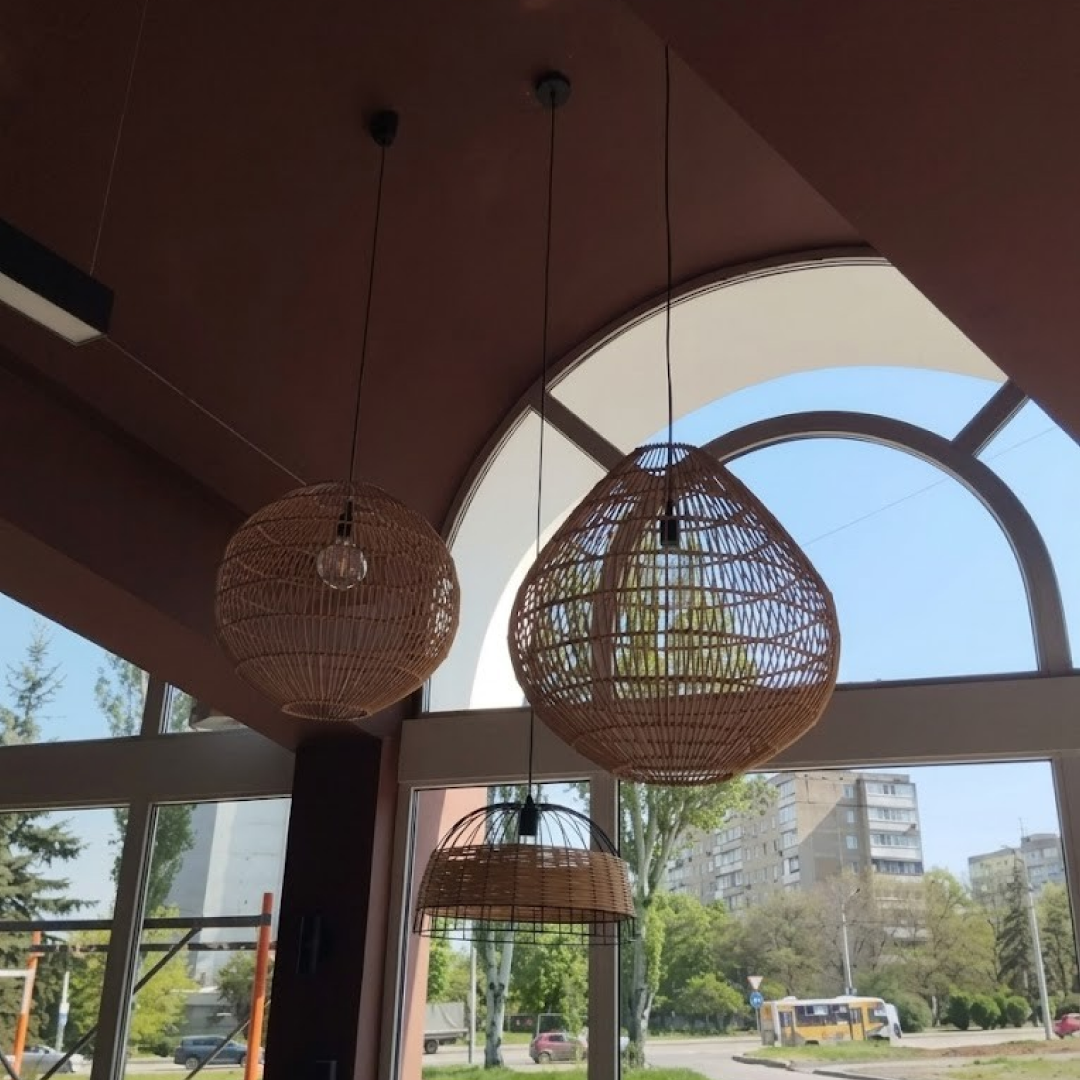 плетёный абажур в интерьере гостиной